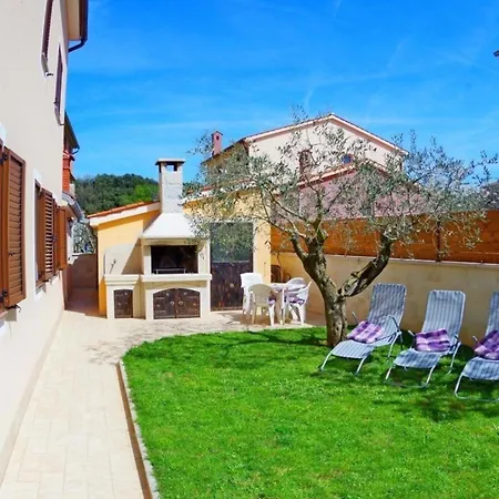 Apartment In Mit Garten, Terrasse Und Grill