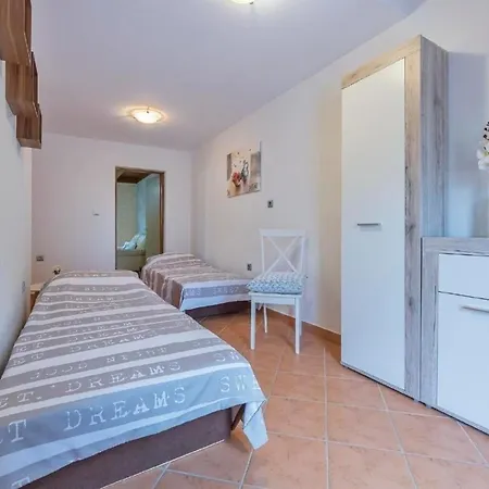 Appartement In Mit Garten, Terrasse Und Grill Pula