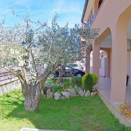 Apartment In Mit Garten, Terrasse Und Grill *