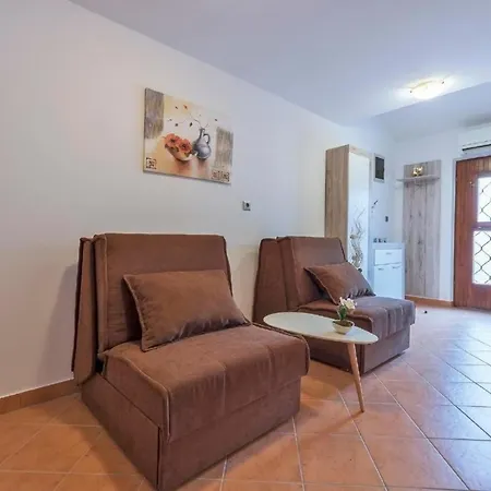 Appartement In Mit Garten, Terrasse Und Grill
