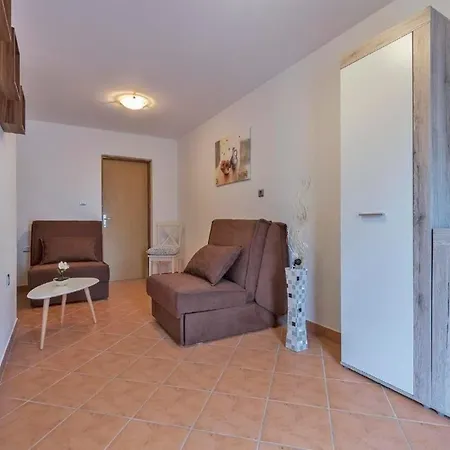In Mit Garten, Terrasse Und Grill Apartment Pula