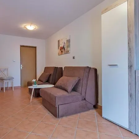 Appartement In Mit Garten, Terrasse Und Grill Pula